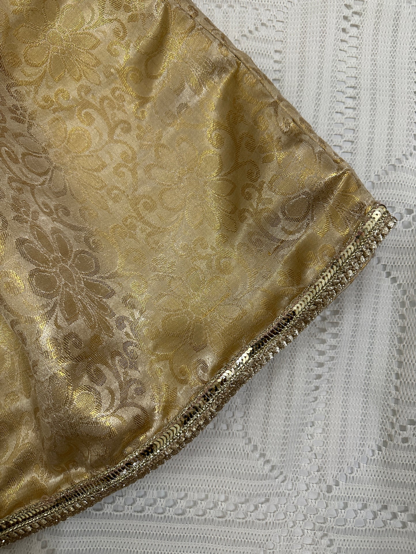 ❤️Maroon Velvet Choli with Golden Jamawar Lehenga and Net Dupatta - D2